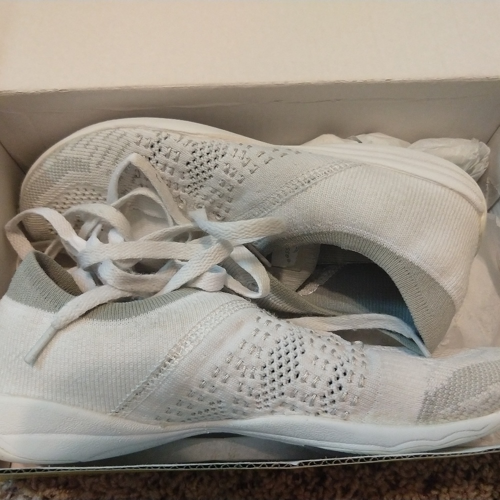 Chasse size 5 1/2 cheer shoe Highlyte